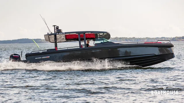Axopar Brabus Shadow 800 Sun Top — En navigation