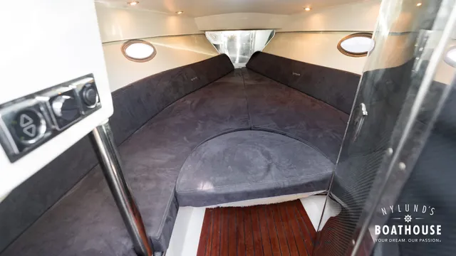 Hydrolift C-31 R Carbon — Interior