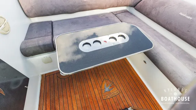Hydrolift C-31 R Carbon — Interior