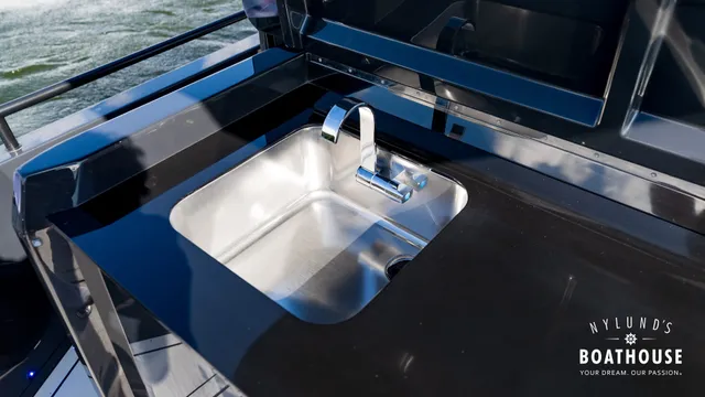 Axopar Brabus Shadow 800 Sun Top — Extérieur