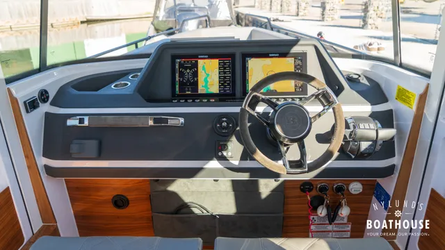 Axopar 28 Cabin — Sisätilat