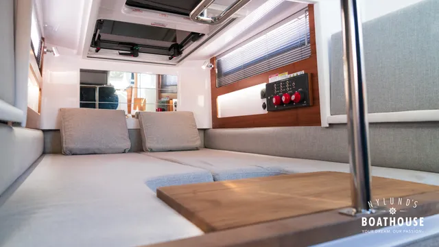 Axopar 28 Cabin — Sisätilat