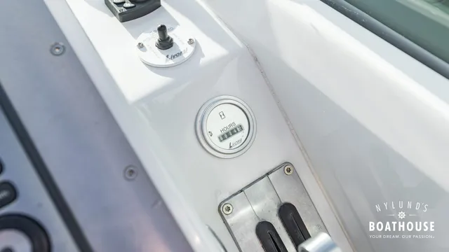 Hydrolift C-31 R Carbon — Exterior