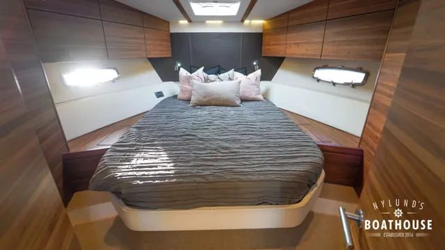 Sealine F46 — Intérieur