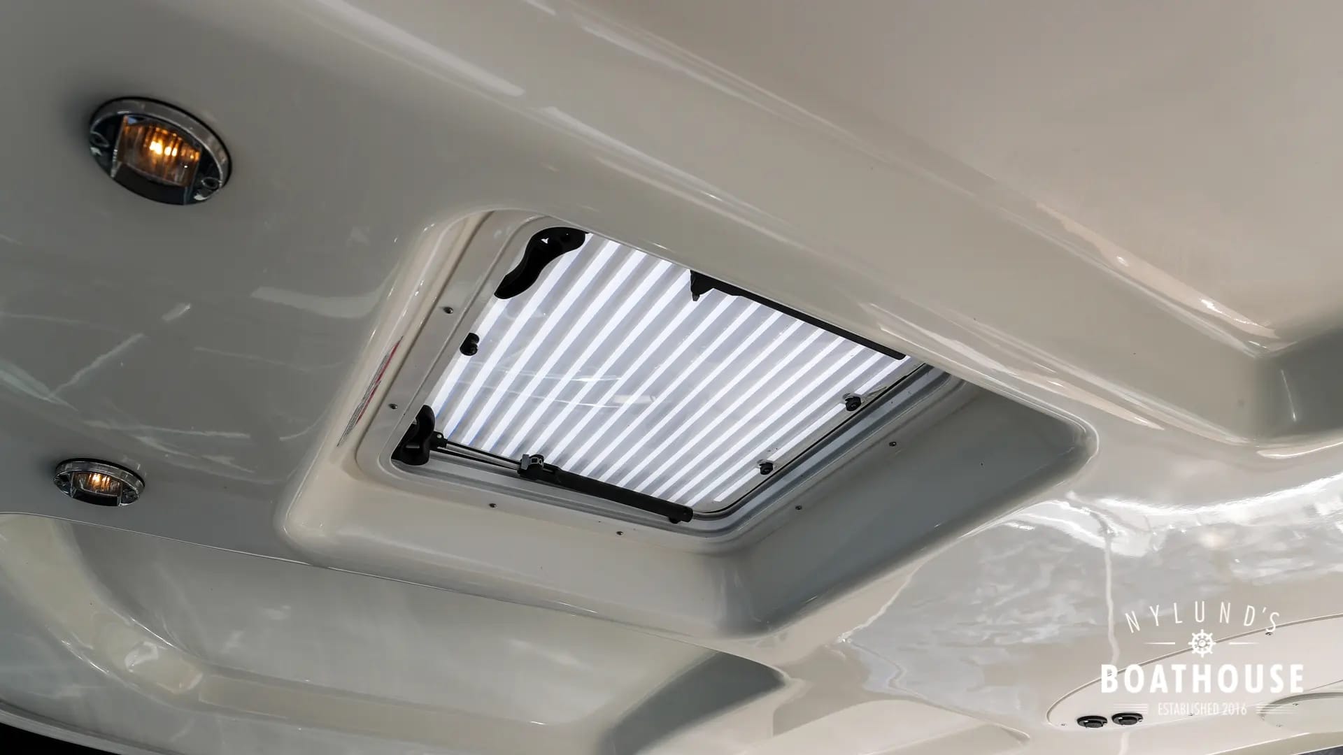 Sea Ray 395 Sundancer - Image 21