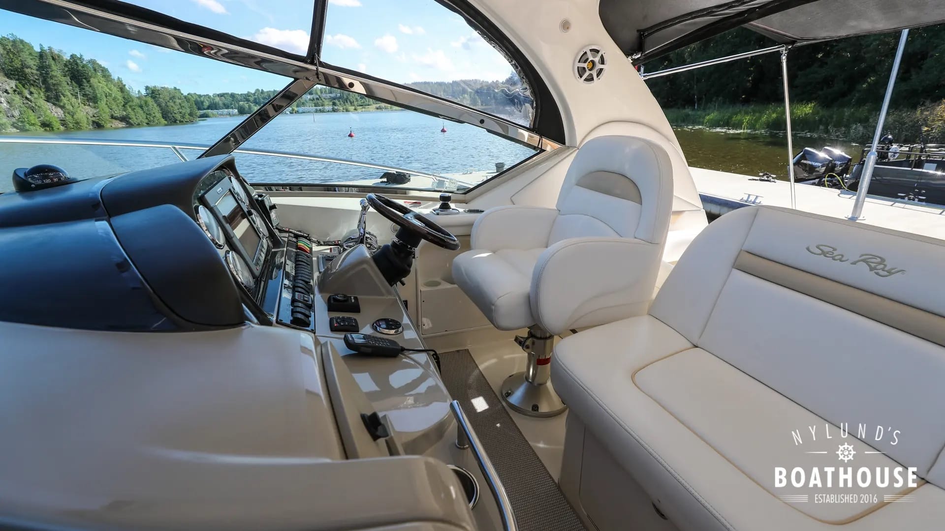 Sea Ray 395 Sundancer - Image 22