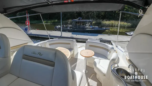 Sea Ray 395 Sundancer — Exterior