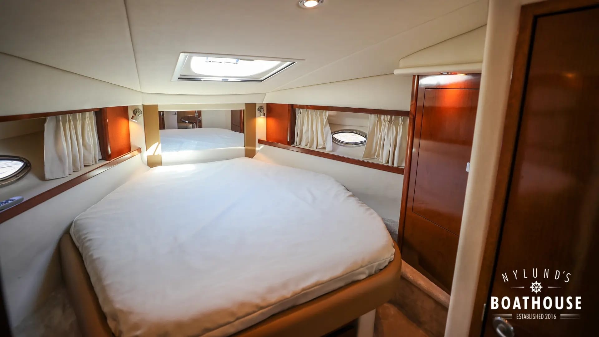 Sea Ray 395 Sundancer - Image 28