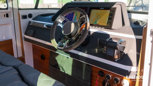 Axopar 28 Cabin — Sisätilat