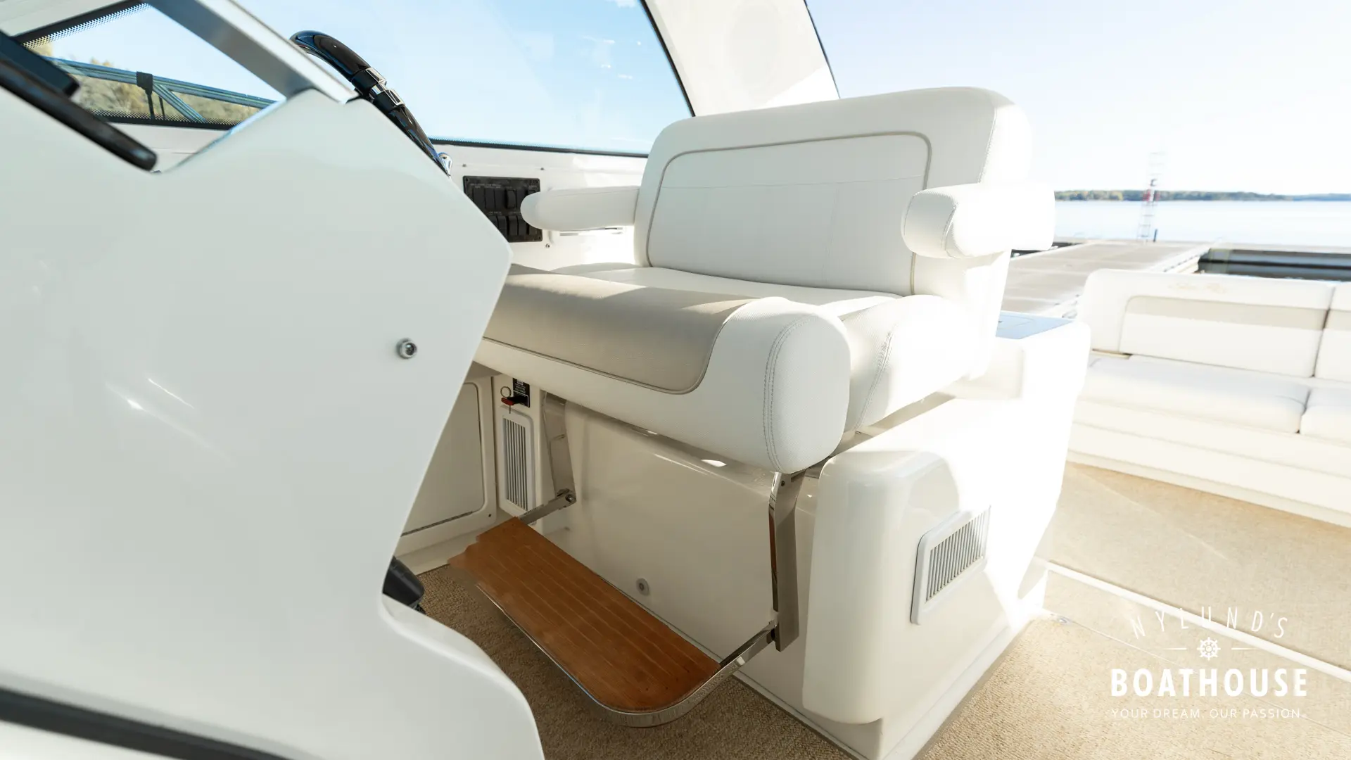Sea Ray 450 Sundancer - Image 23
