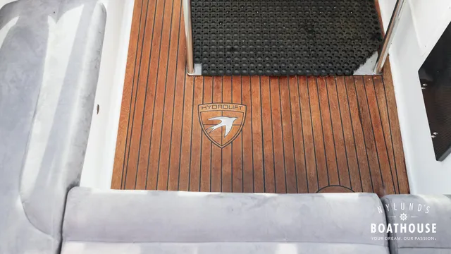 Hydrolift C-31 R Carbon — Interior