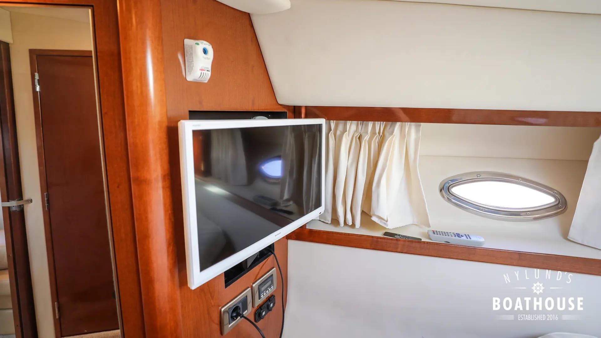Sea Ray 395 Sundancer - Image 29