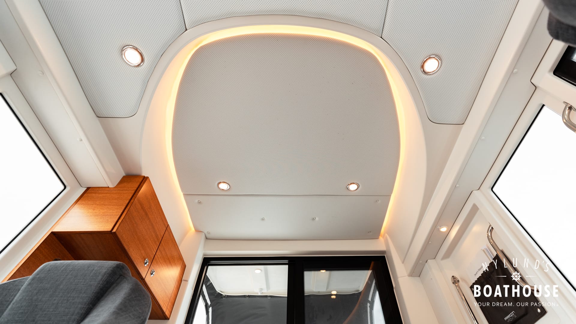 Paragon 31 Cabin - Image 73