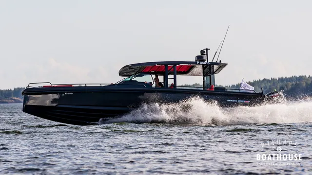 Axopar Brabus Shadow 800 Sun Top — En navigation