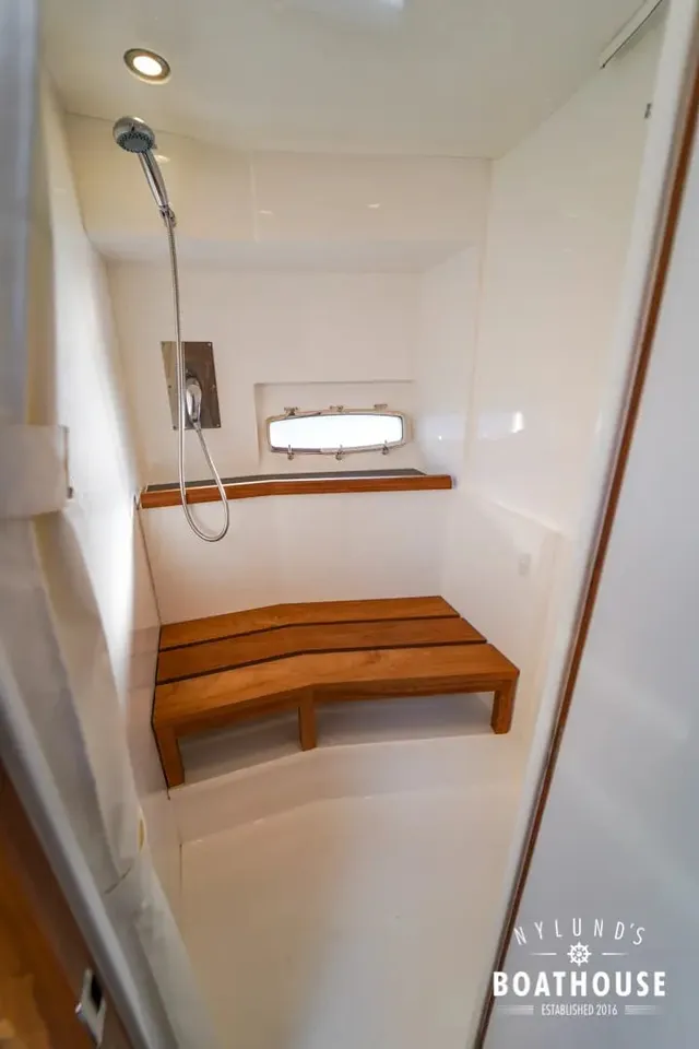 Sealine F46 — Intérieur
