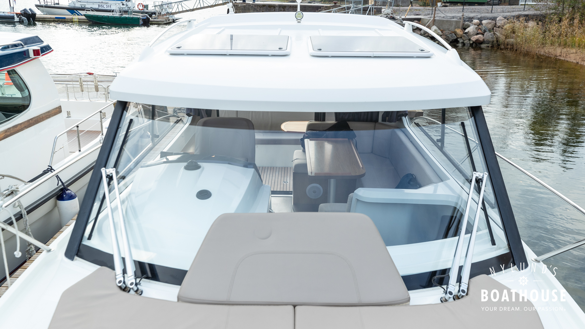 Beneteau Antares 8.80 OB - Image 14