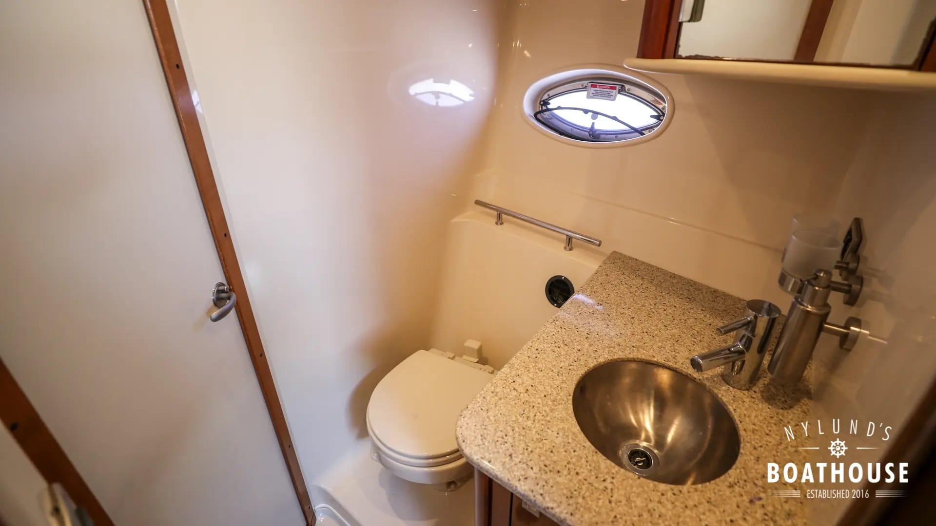 Sea Ray 395 Sundancer - Image 27