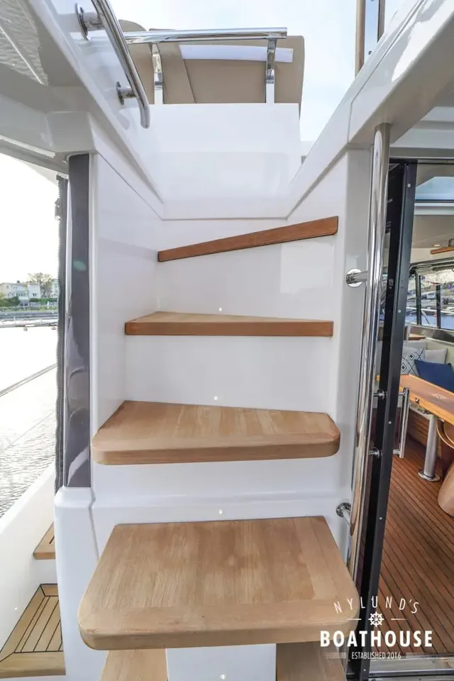 Sealine F46 — Intérieur