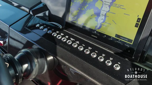 Axopar Brabus Shadow 800 Sun Top — Extérieur