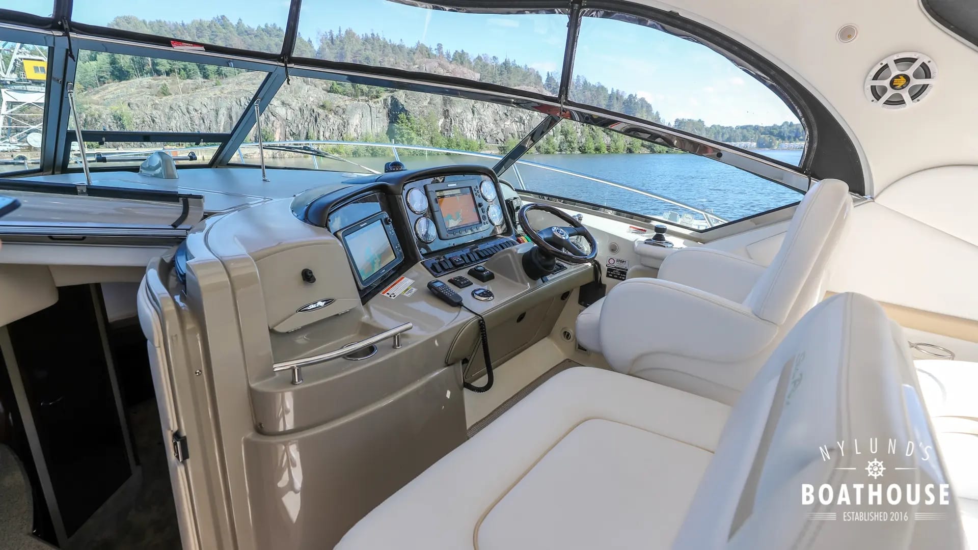 Sea Ray 395 Sundancer - Image 19