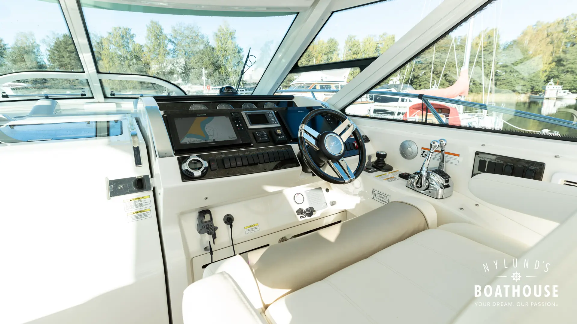Sea Ray 450 Sundancer - Image 28