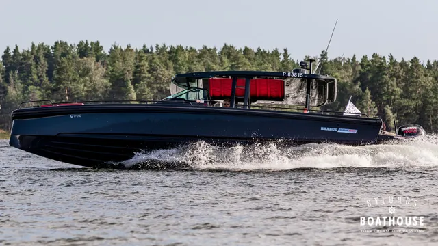 Axopar Brabus Shadow 800 Sun Top — En navigation