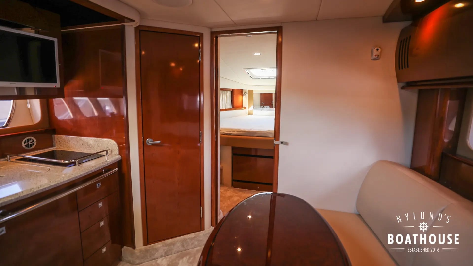 Sea Ray 395 Sundancer - Image 41