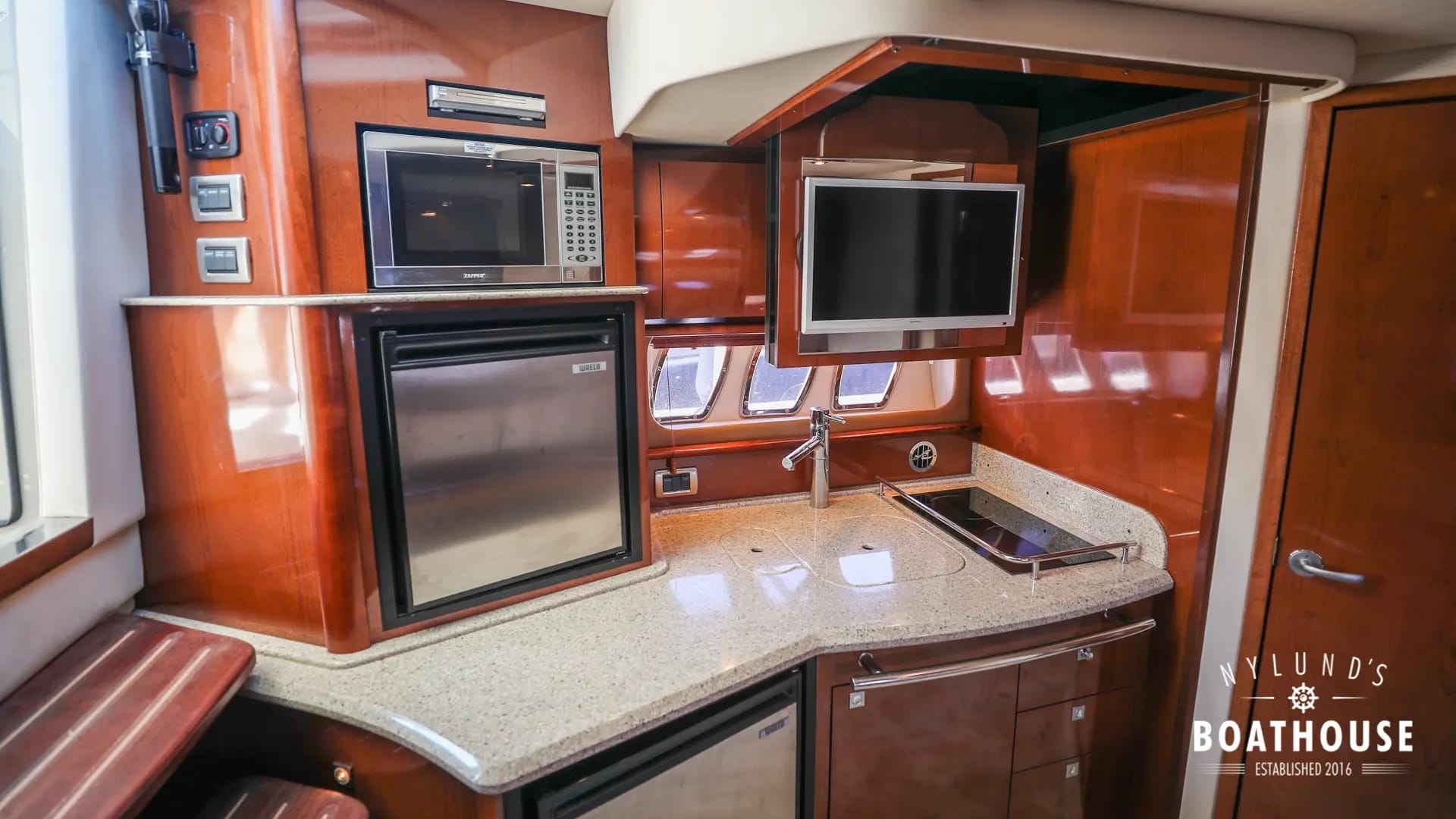Sea Ray 395 Sundancer - Image 24