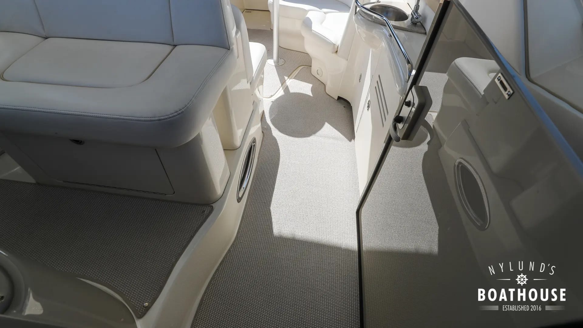 Sea Ray 395 Sundancer - Image 23
