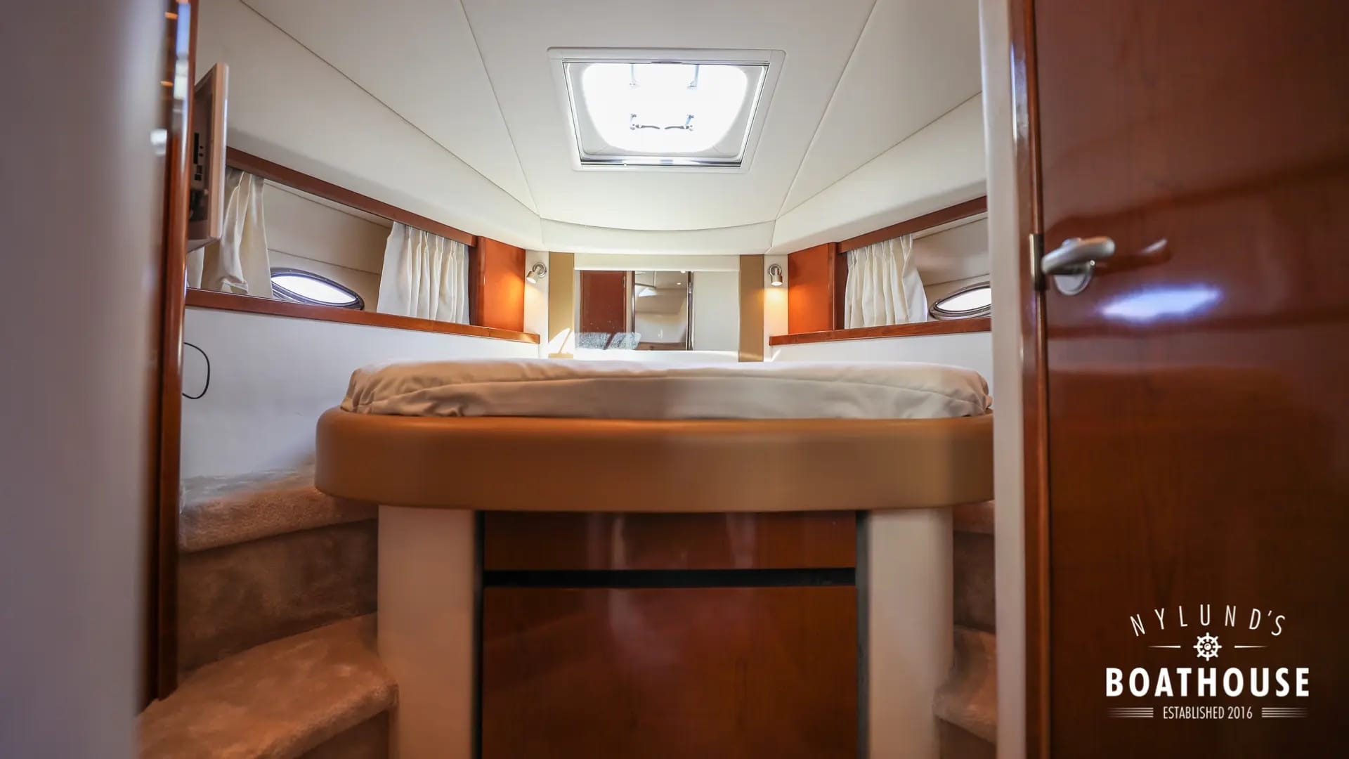 Sea Ray 395 Sundancer - Image 25