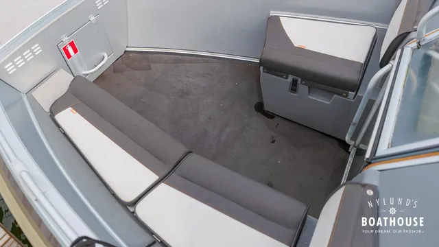 Buster Magnum — Interior