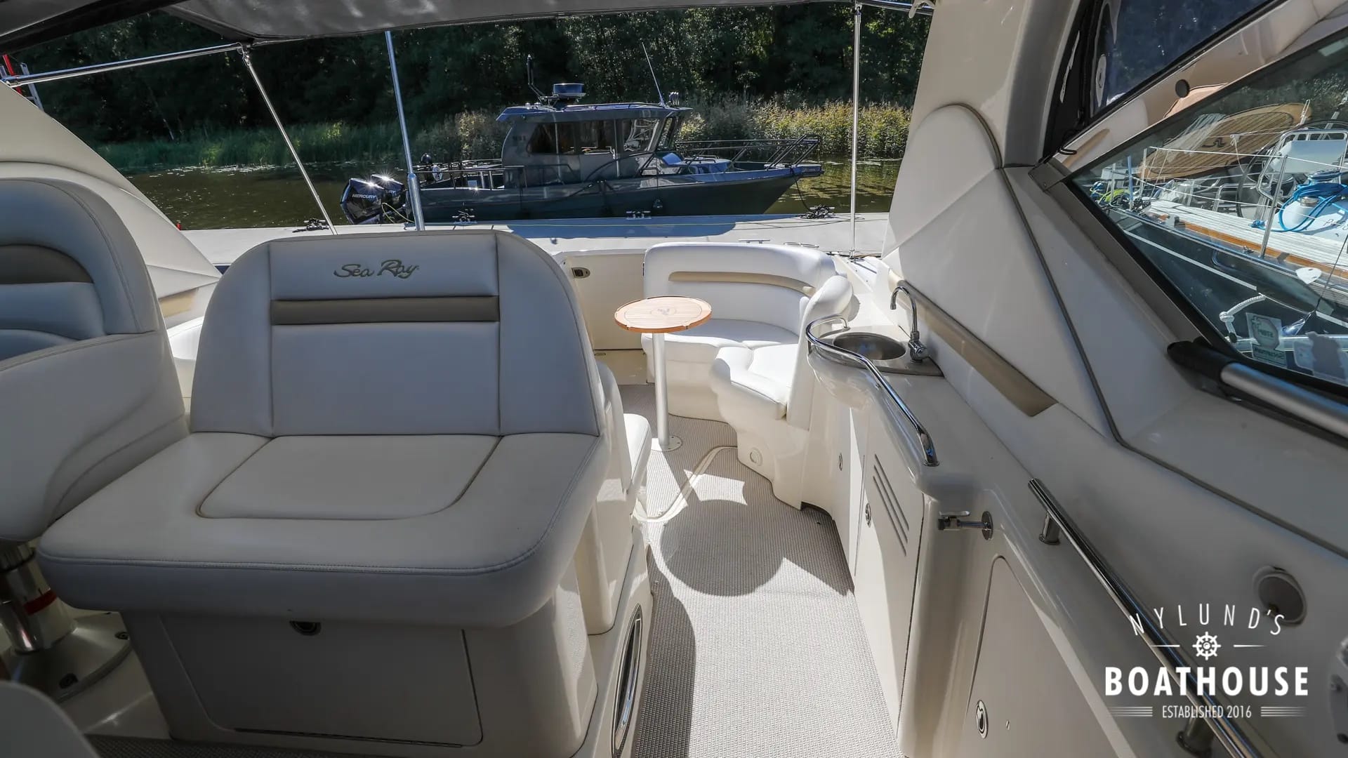 Sea Ray 395 Sundancer - Image 16