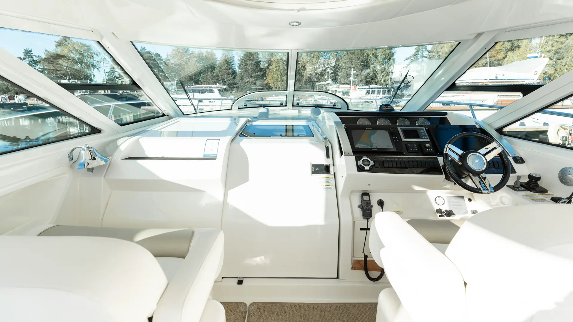 Sea Ray 450 Sundancer - Image 29