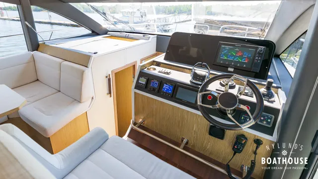 Sealine F430 — Interior