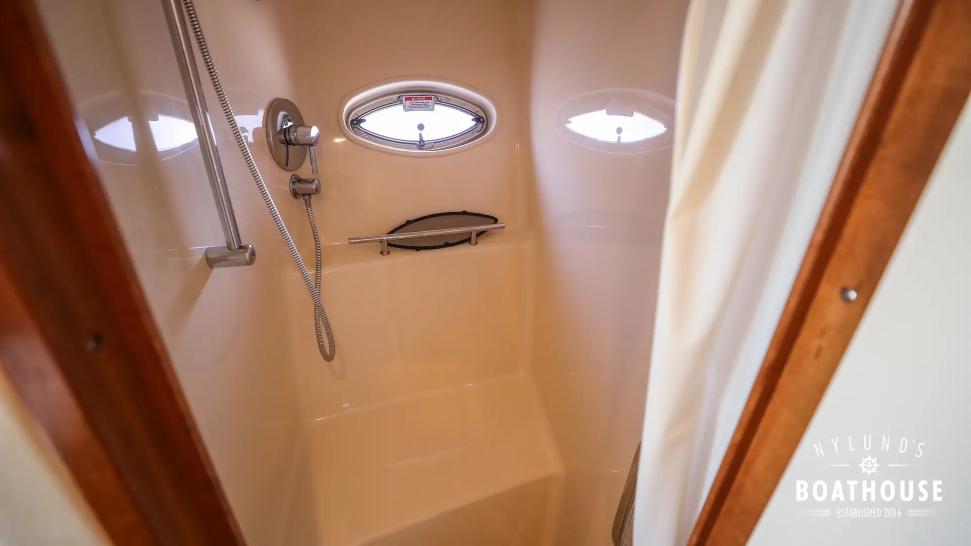 Sea Ray 395 Sundancer - Image 31