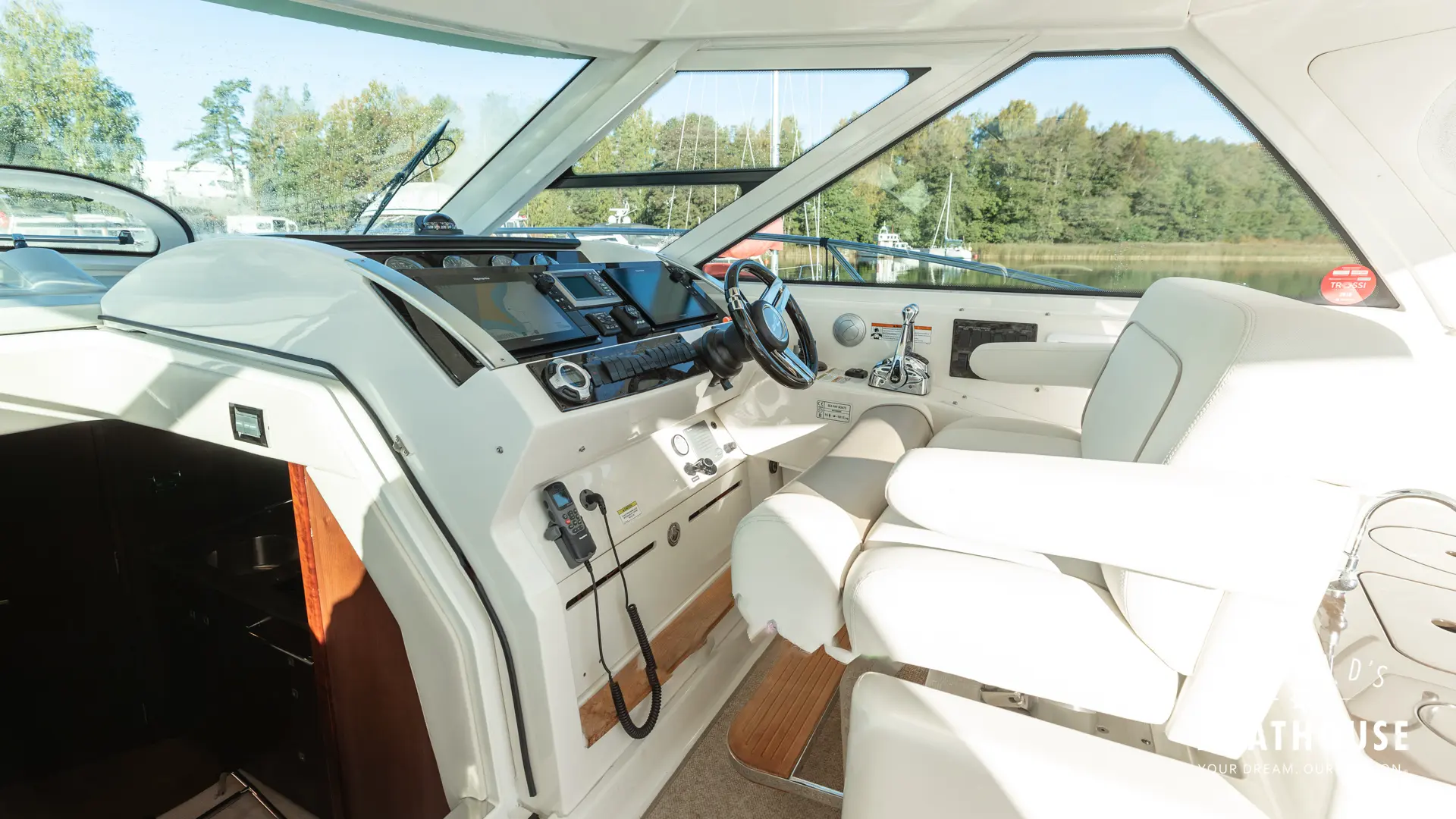 Sea Ray 450 Sundancer - Image 27