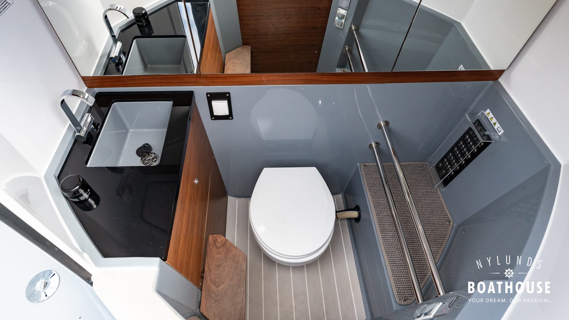 Axopar 28 Cabin - Brabus Line - Image 15