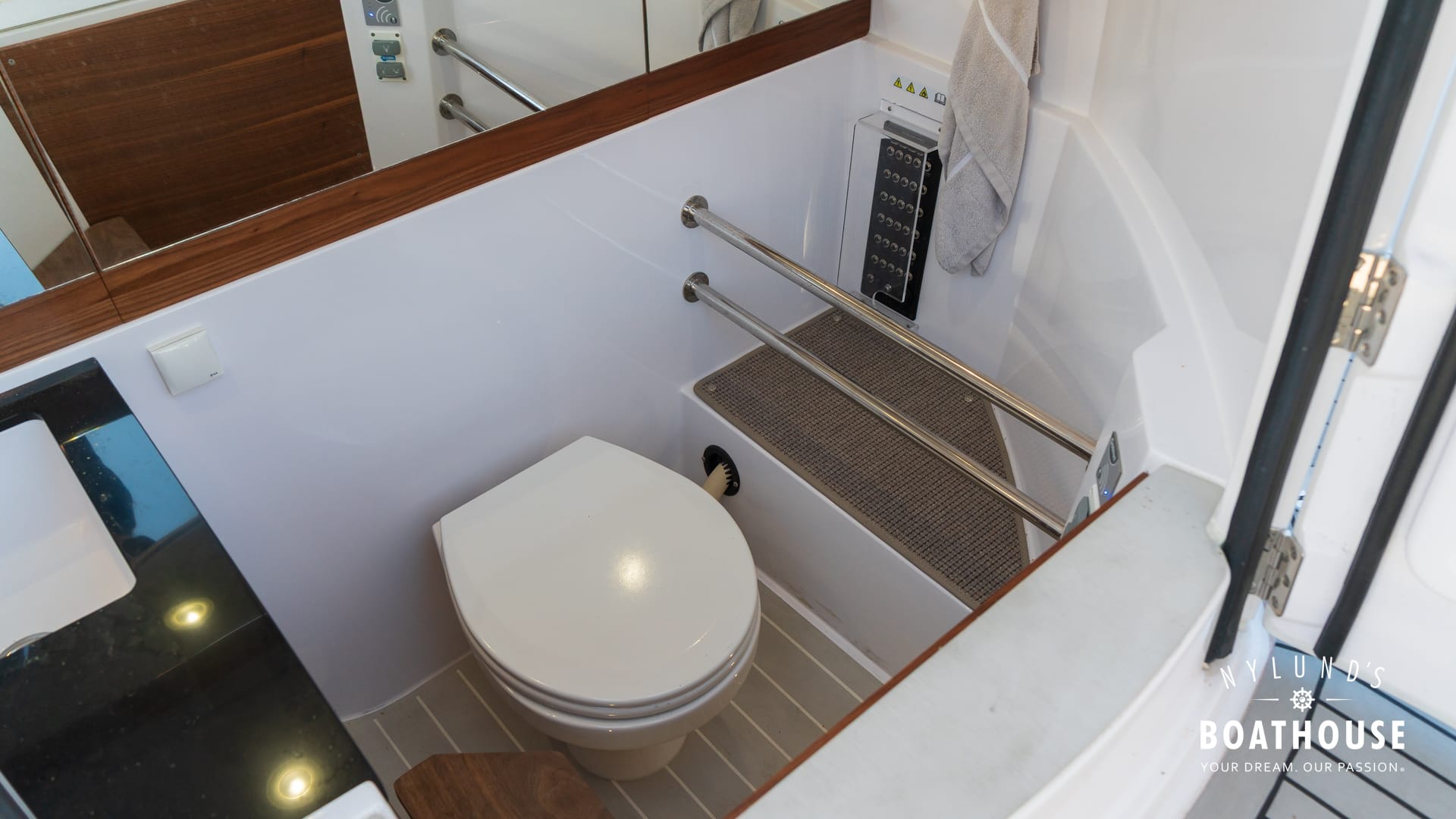 Axopar 28 Cabin - Image 90