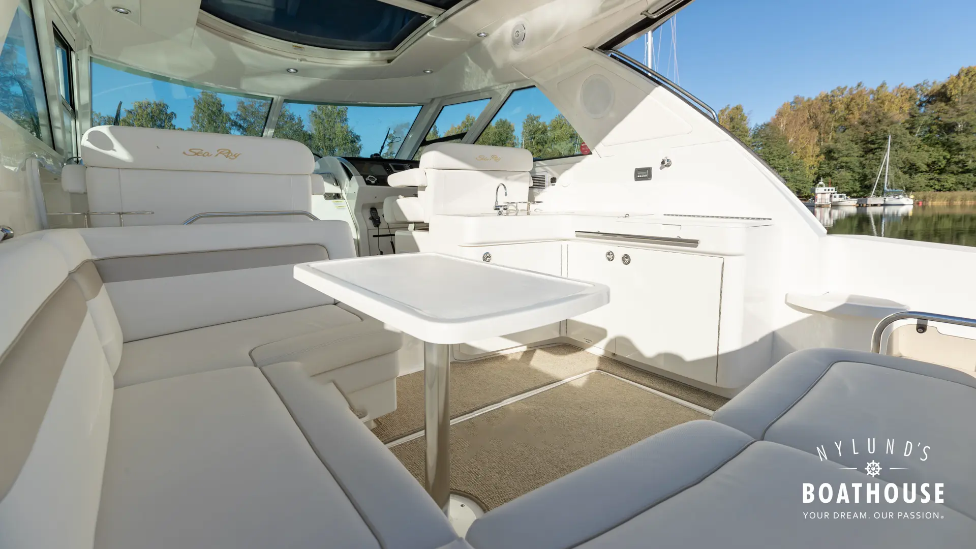 Sea Ray 450 Sundancer - Image 14