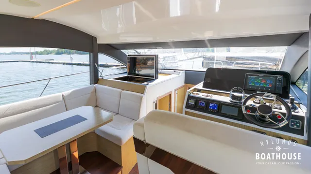 Sealine F430 — Interior
