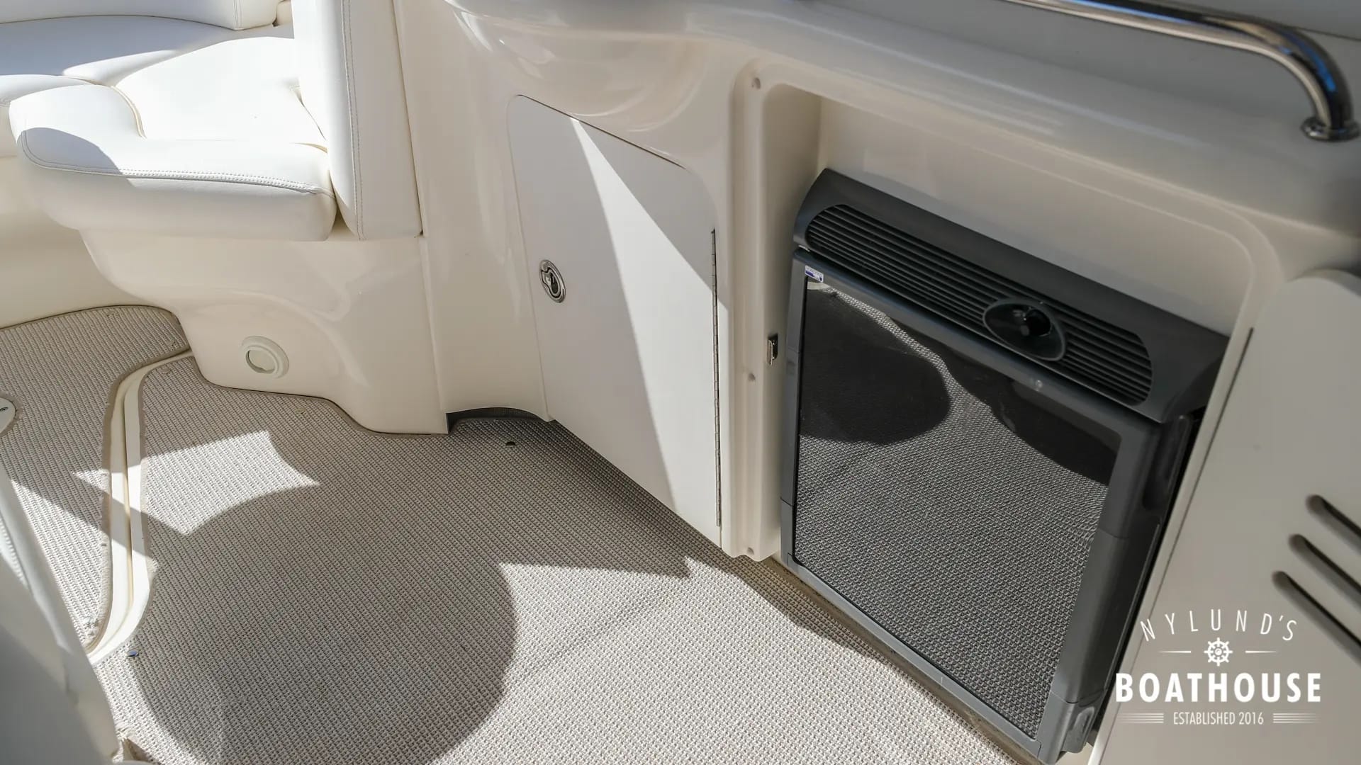 Sea Ray 395 Sundancer - Image 17