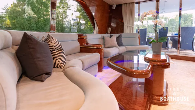 Elegance 68 — Interior