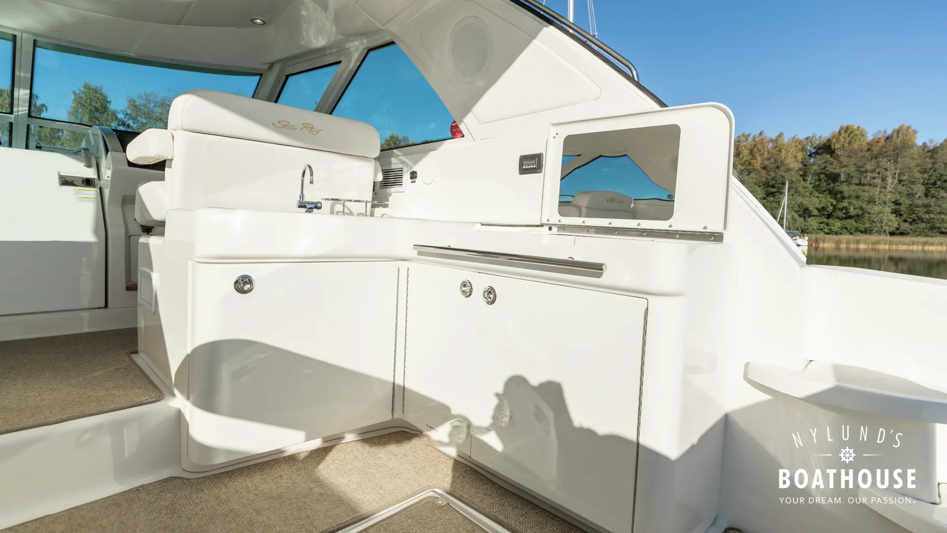 Sea Ray 450 Sundancer - Image 19