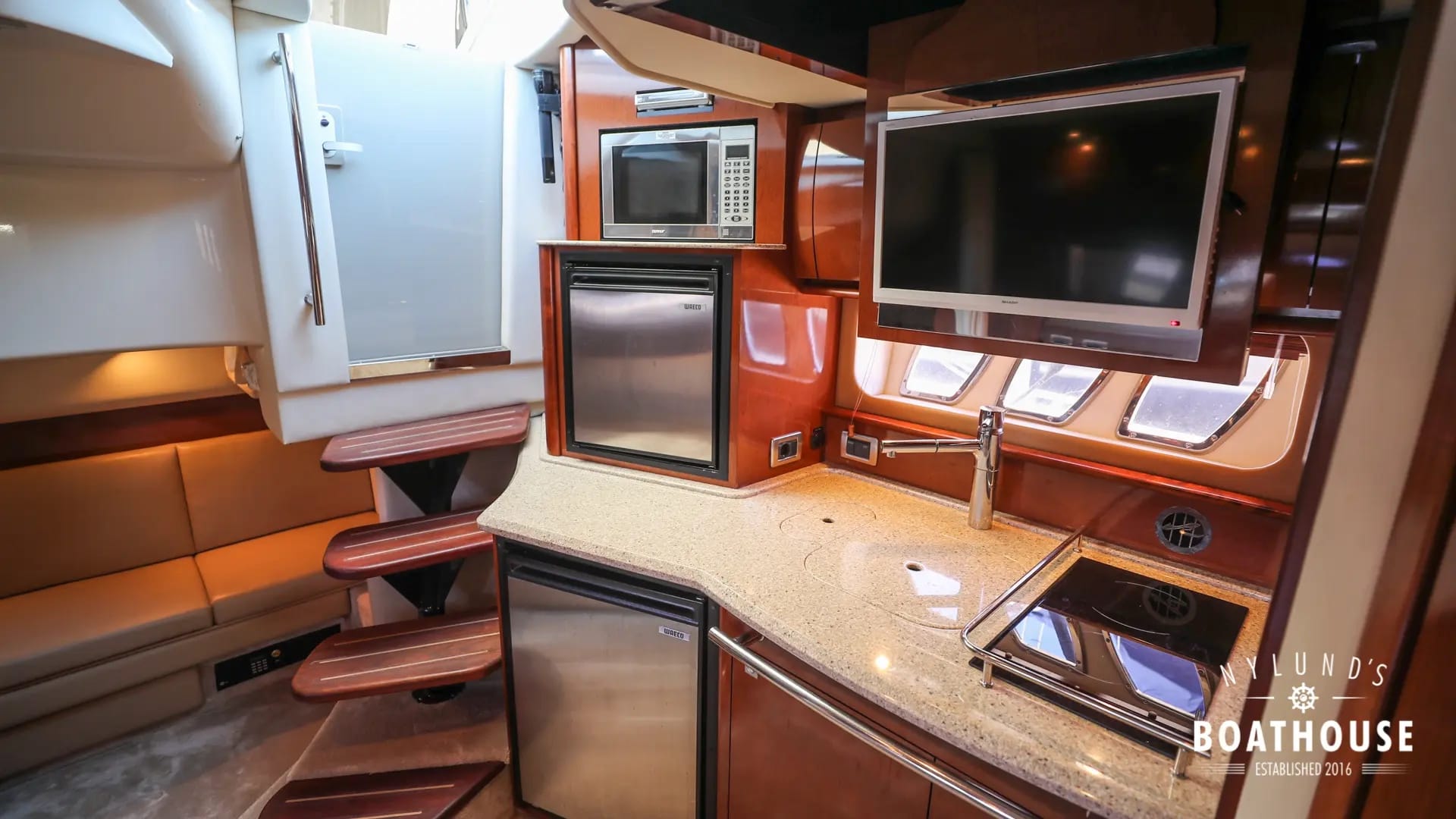 Sea Ray 395 Sundancer - Image 39