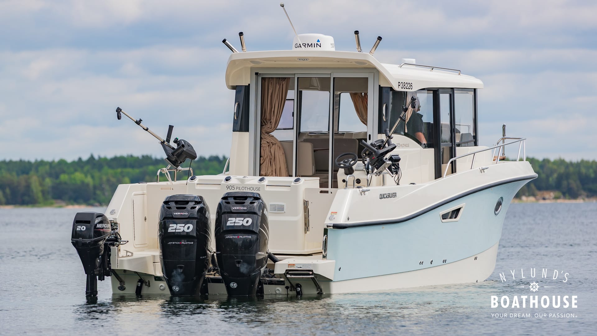 Quicksilver 905 Pilothouse - Image 9