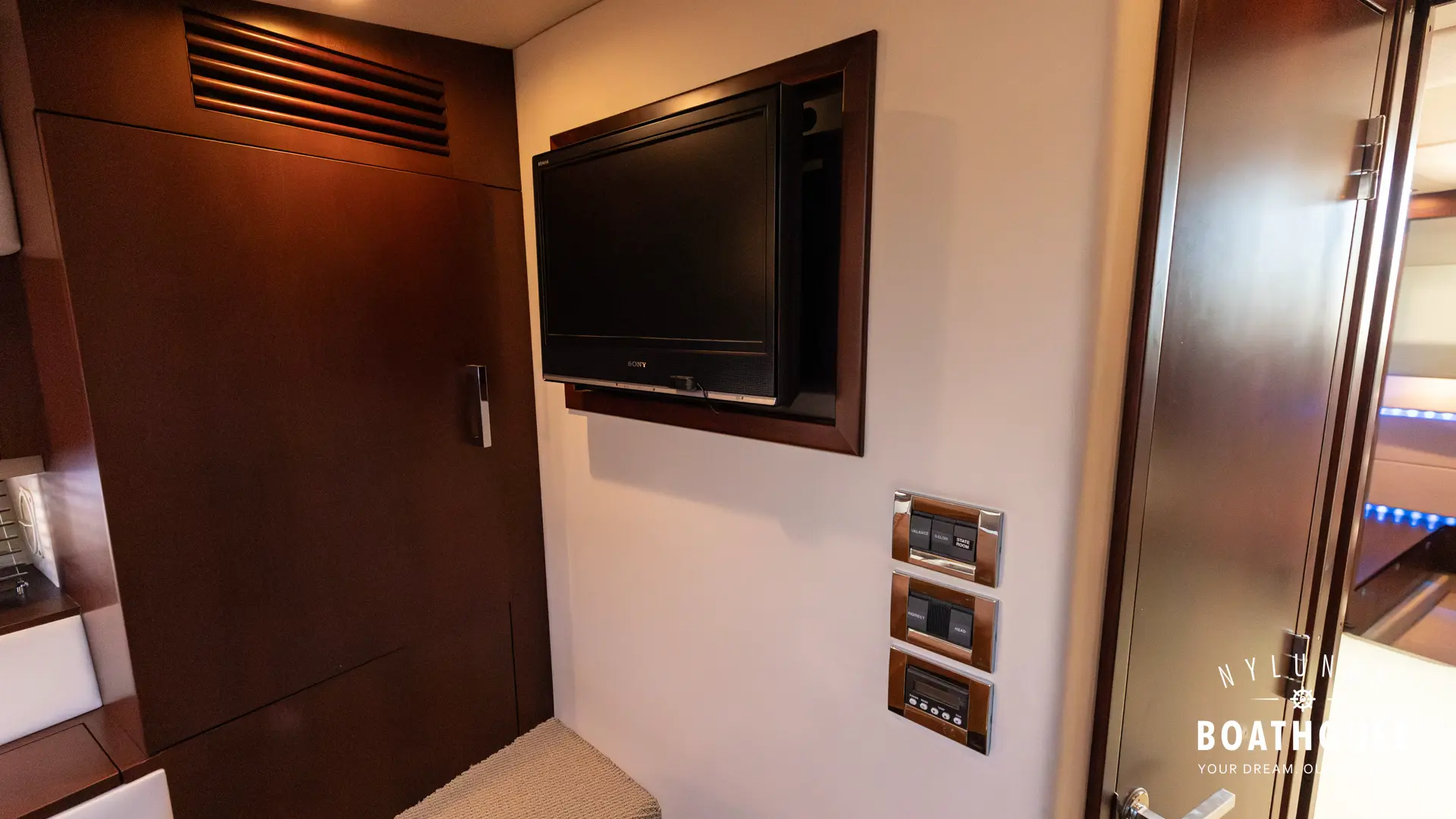 Sea Ray 450 Sundancer - Image 75