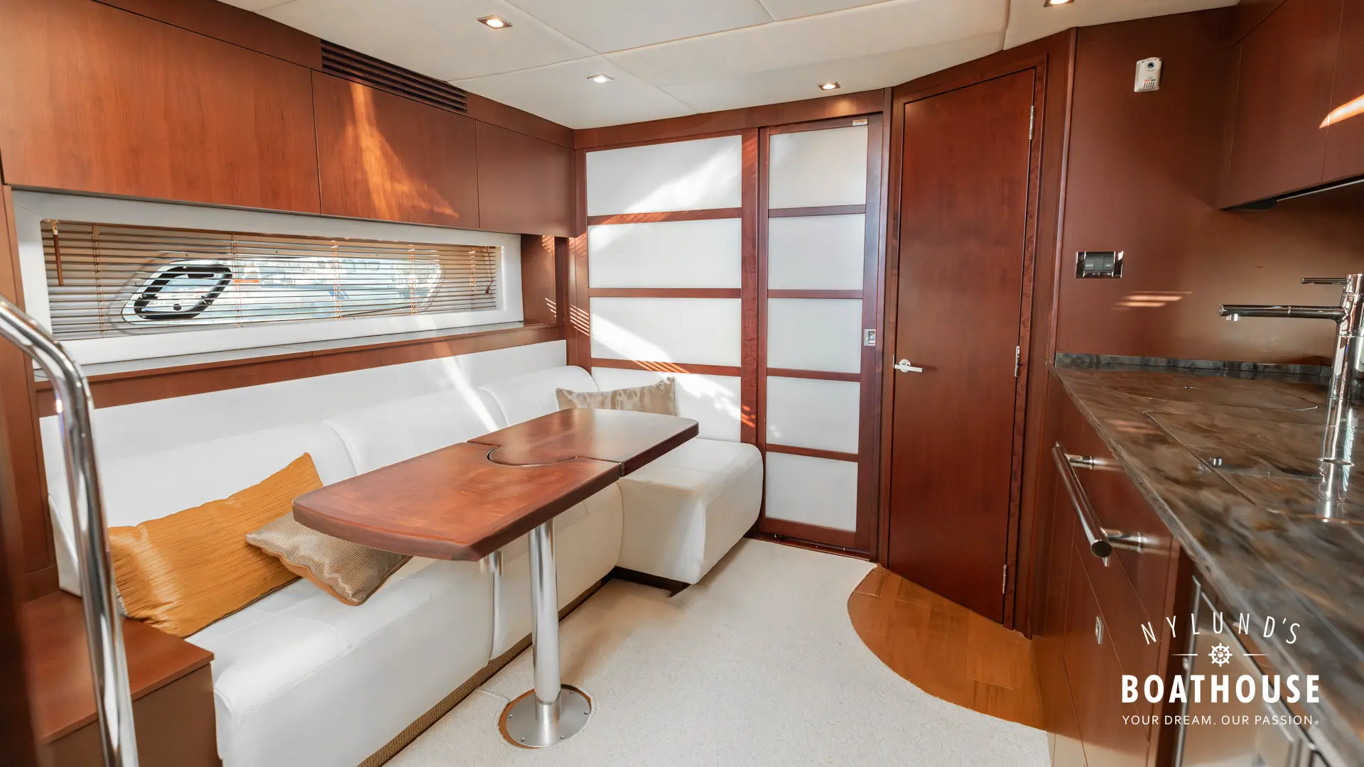 Sea Ray 450 Sundancer - Image 49