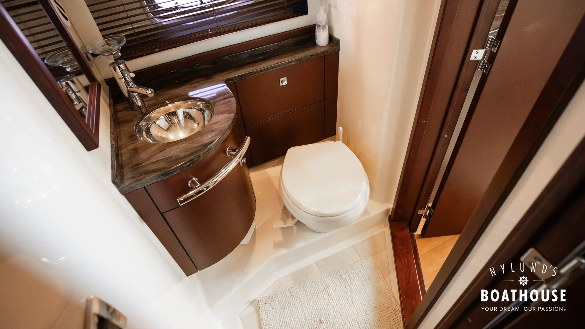Sea Ray 450 Sundancer - Image 81