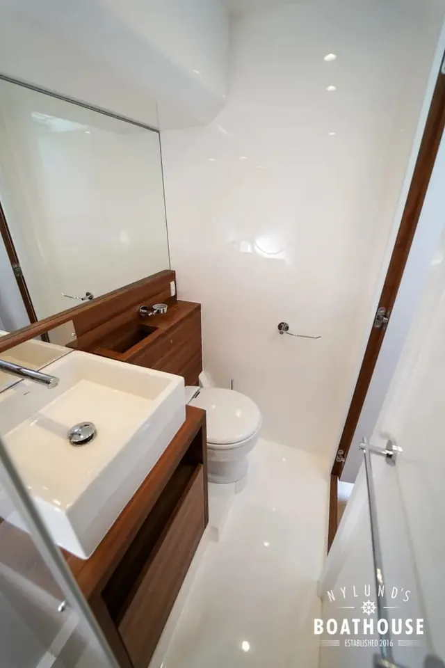 Sealine F46 — Intérieur