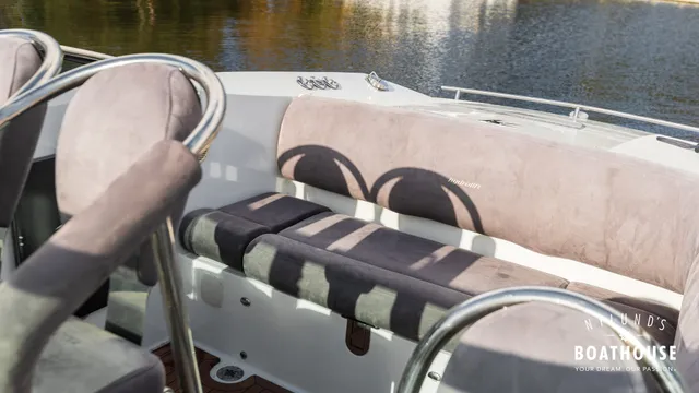 Hydrolift C-31 R Carbon — Exterior